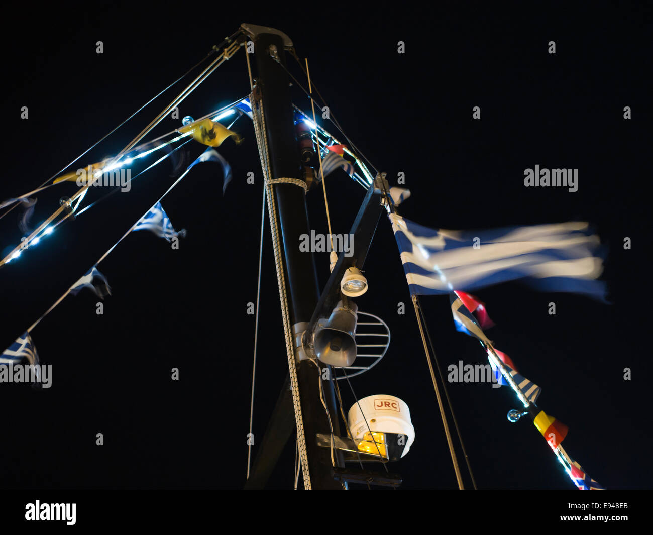 Mast, Fahnen und Wimpel an einem Tag Kreuzfahrtschiff, spät in die Nacht im Hafen von Pythagorion auf Samos Insel in Griechenland Stockfoto