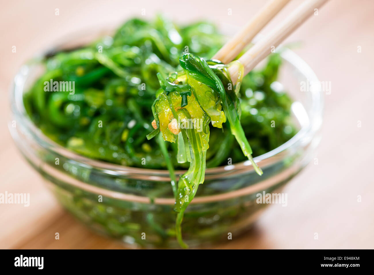 Seetang Salat (detaillierte Nahaufnahme) auf hölzernen Hintergrund Stockfoto