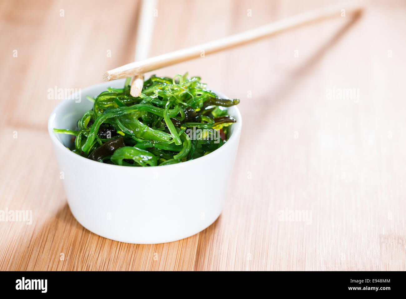 Seetang Salat (detaillierte Nahaufnahme) auf hölzernen Hintergrund Stockfoto