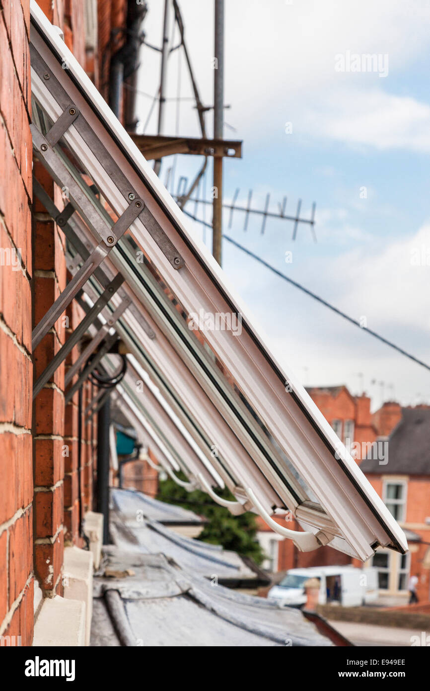 Fenster in Häuser öffnen bei schönem Wetter im Sommer, alle mit UPVC-Kunststoff Fensterrahmen, England, Großbritannien Stockfoto