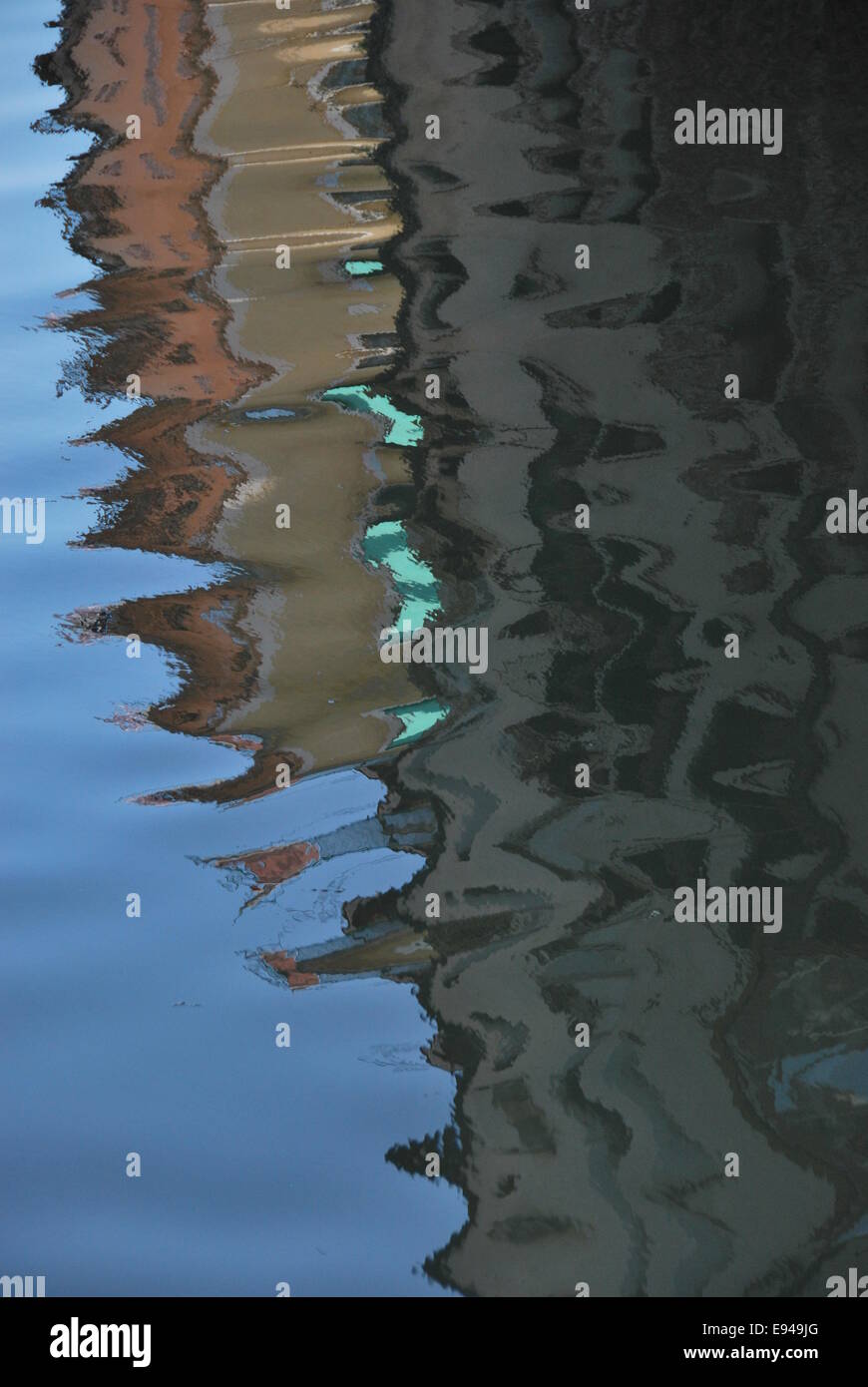 Italien. Venedig. Reflexion eines alten Gebäudes. abgenutzte Holz, Mauerwerk bröckelt.  blau. Terrakotta. Lindgrün. Bewegung. Stockfoto