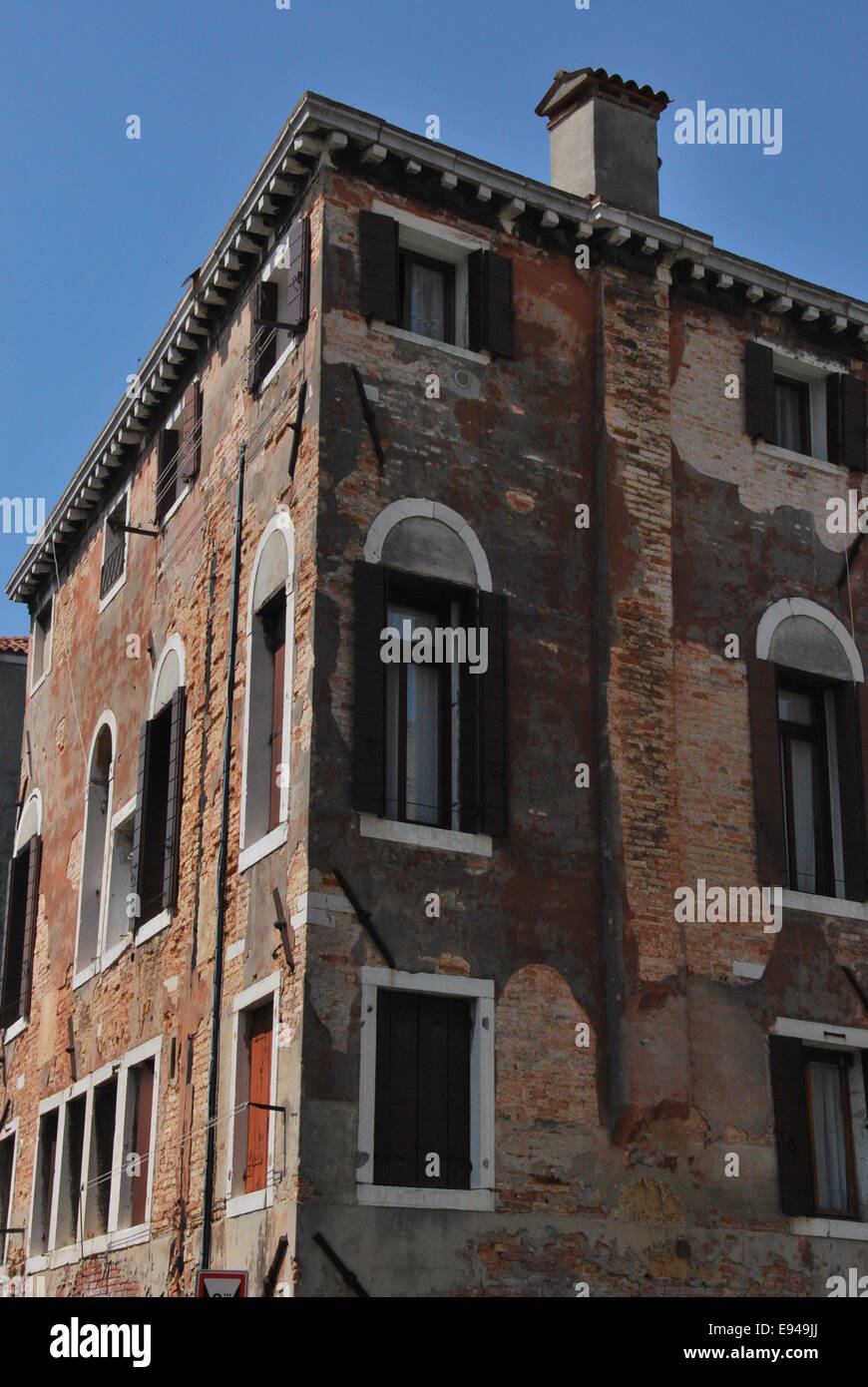 Italien. Venedig. alte Gebäude. abgenutzte Holz, Mauerwerk bröckelt. Stockfoto