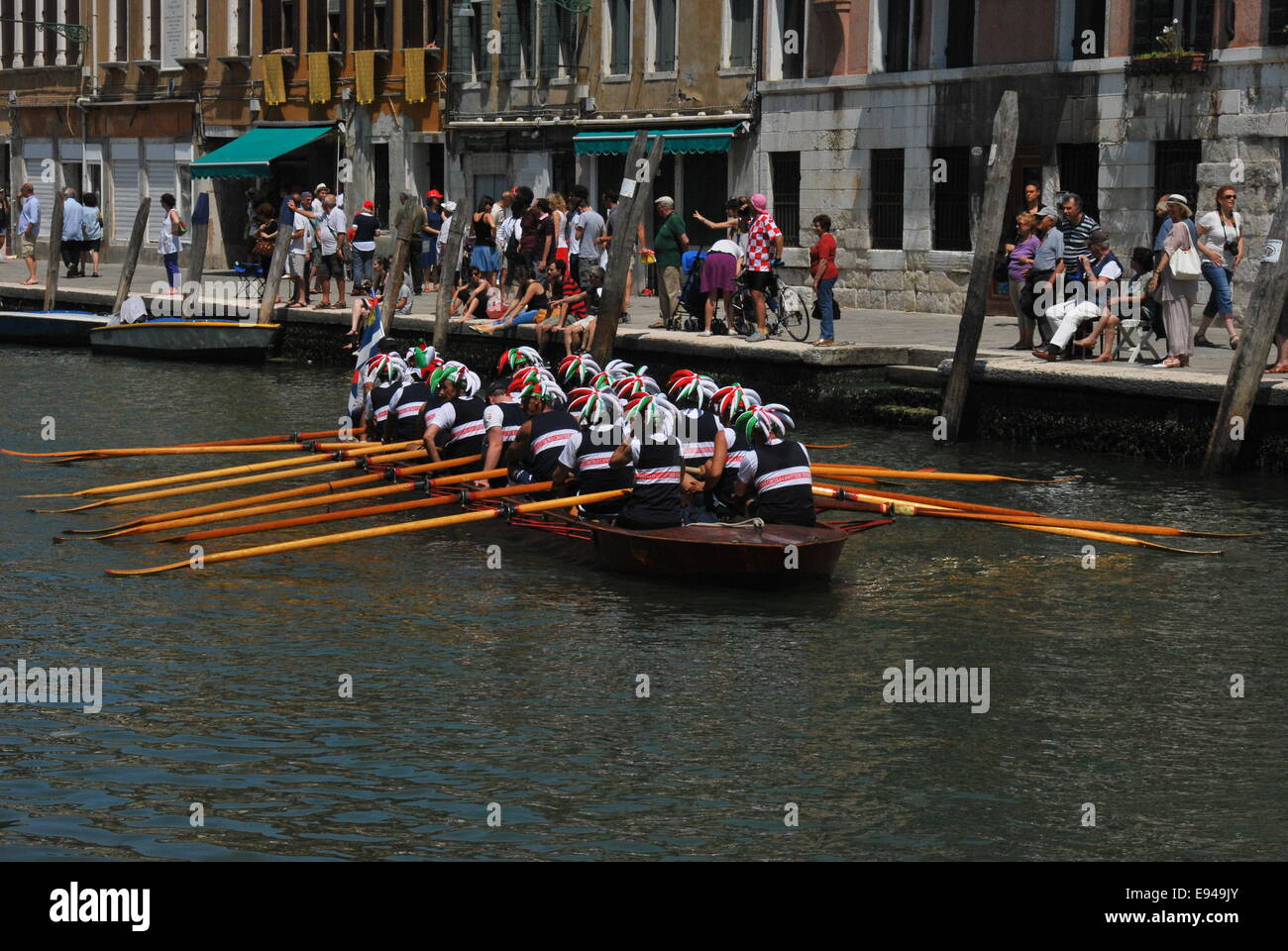 Italien. Venedig. Vogalonga 2014. Große und Kanus. Ruder. Ruderer in Kostüm Stockfoto