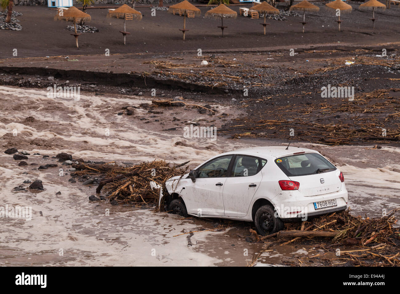 Teneriffa, Kanarische Inseln, Spanien. 19. Oktober 2014. Ein Auto gewaschen am Strand in Playa San Juan auf Teneriffa, Kanarische Inseln. Sintflutartigen Regen fließt über den San Juan barranco(ravine), durchgeführt ein geparktes Auto über 500 Meter vor Hinterlegung es am Strand. Bildnachweis: Phil Crean A/Alamy Live-Nachrichten Stockfoto