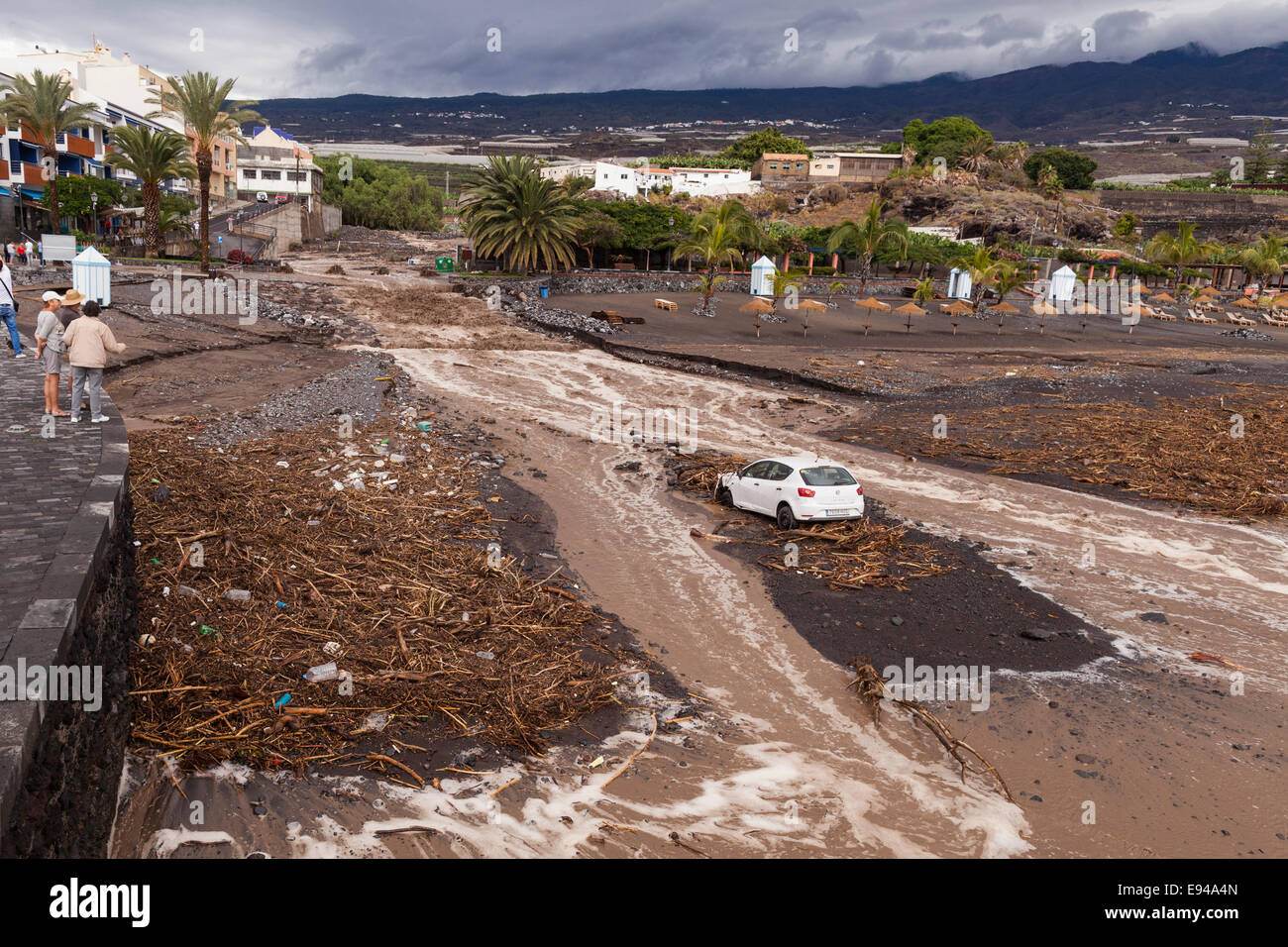Teneriffa, Kanarische Inseln, Spanien. 19. Oktober 2014. Ein Auto gewaschen am Strand in Playa San Juan auf Teneriffa, Kanarische Inseln. Sintflutartigen Regen fließt über den San Juan barranco(ravine), durchgeführt ein geparktes Auto über 500 Meter vor Hinterlegung es am Strand. Bildnachweis: Phil Crean A/Alamy Live-Nachrichten Stockfoto