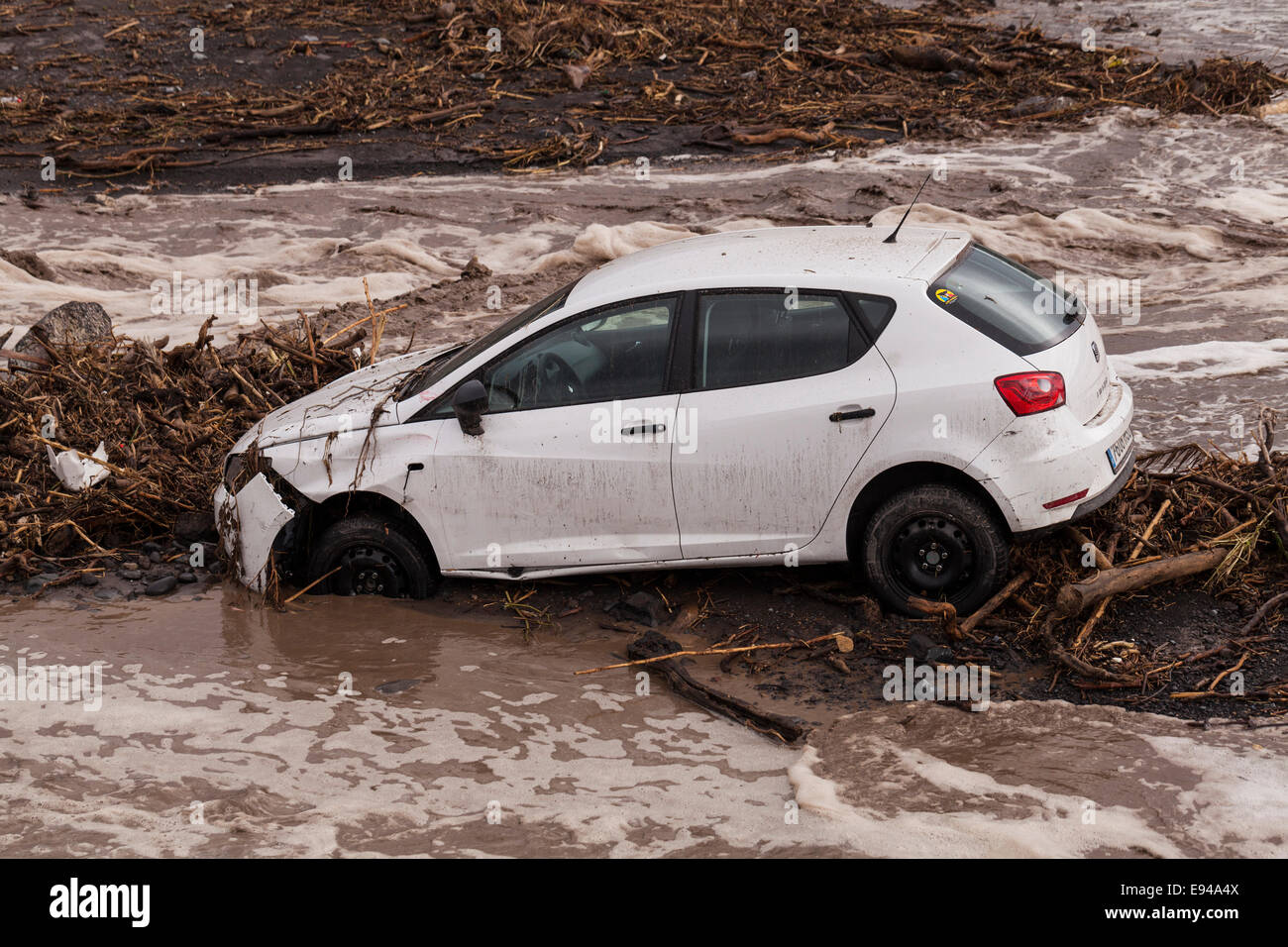 Teneriffa, Kanarische Inseln, Spanien. 19. Oktober 2014. Ein Auto gewaschen am Strand in Playa San Juan auf Teneriffa, Kanarische Inseln. Sintflutartigen Regen fließt über den San Juan barranco(ravine), durchgeführt ein geparktes Auto über 500 Meter vor Hinterlegung es am Strand. Bildnachweis: Phil Crean A/Alamy Live-Nachrichten Stockfoto
