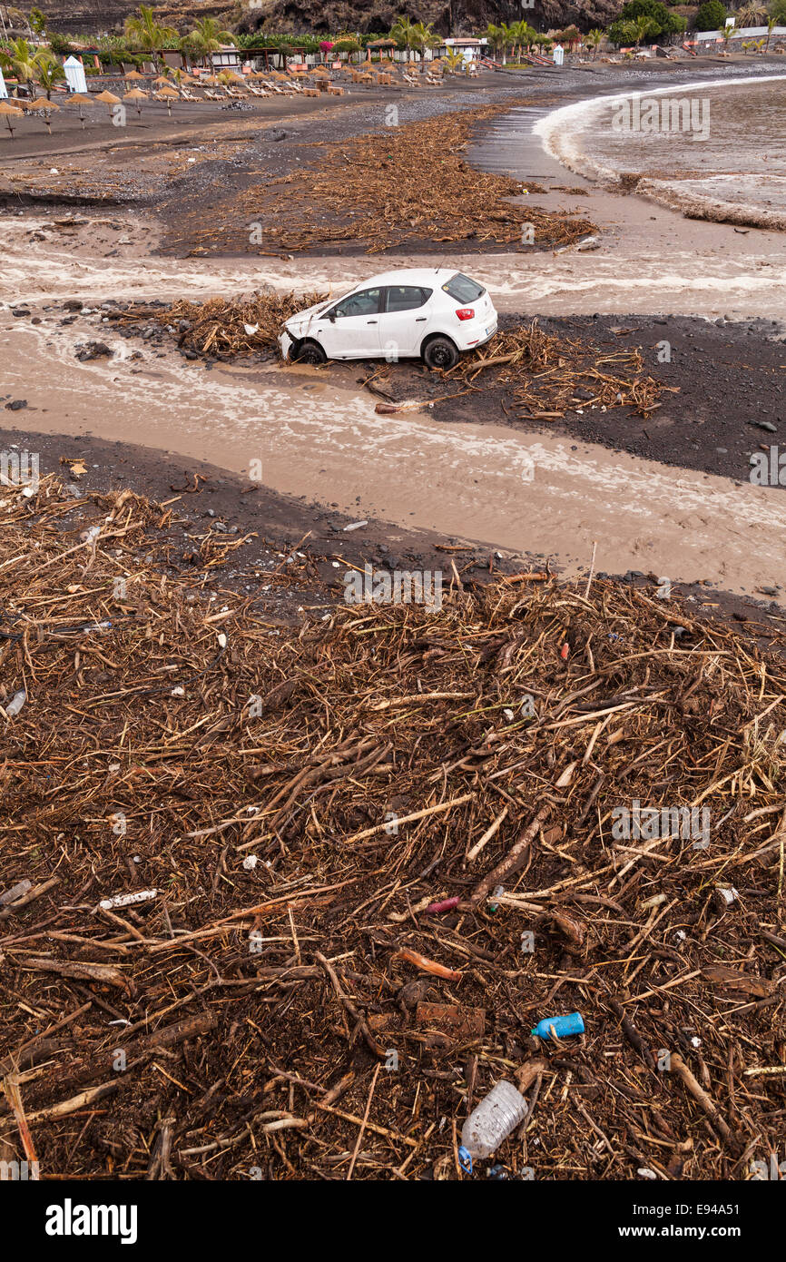 Teneriffa, Kanarische Inseln, Spanien. 19. Oktober 2014. Ein Auto gewaschen am Strand in Playa San Juan auf Teneriffa, Kanarische Inseln. Sintflutartigen Regen fließt über den San Juan barranco(ravine), durchgeführt ein geparktes Auto über 500 Meter vor Hinterlegung es am Strand. Bildnachweis: Phil Crean A/Alamy Live-Nachrichten Stockfoto