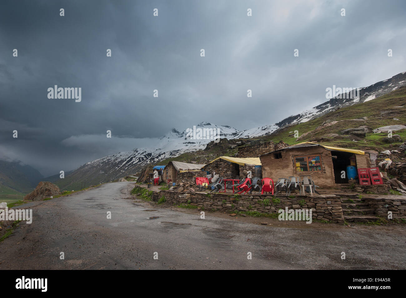 Dhaba ein Straße Seite lokal legen Sie auf dem Weg nach Keylong Himachal Pradesh, Indien Stockfoto