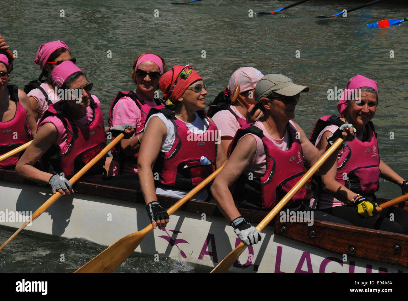 Italien. Venedig. Vogalonga 2014. Große und Kanus. Ruder. Ruderer. Multi-nationalen Ereignis. Damen in rosa. Sicherheitswesten. Stockfoto