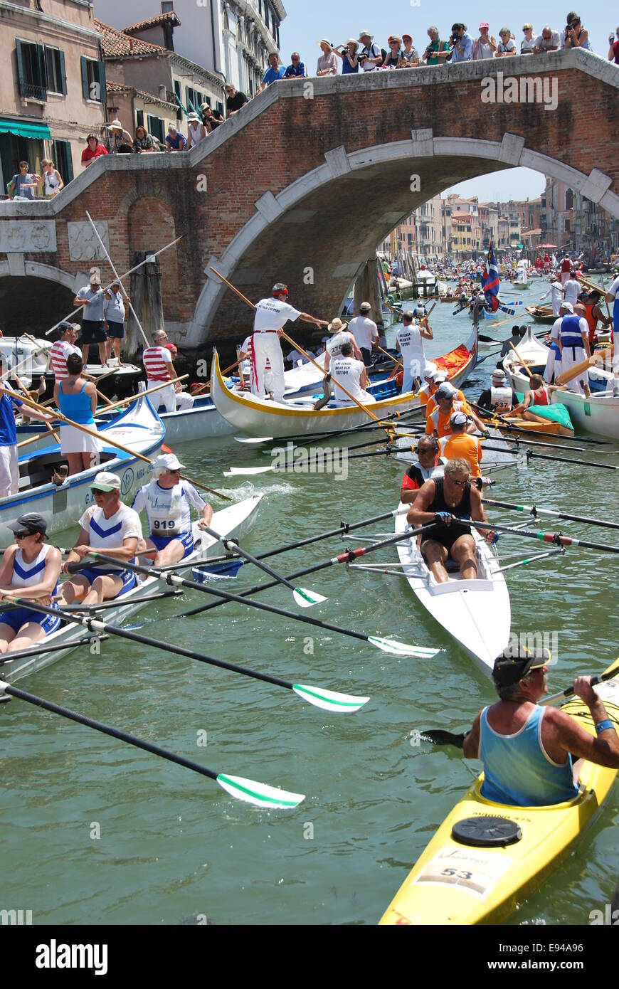 Italien. Venedig. Vogalonga 2014. Große und Kanus. Ruder. Warteschlange unter Brücke bekommen. Chaos. Stockfoto
