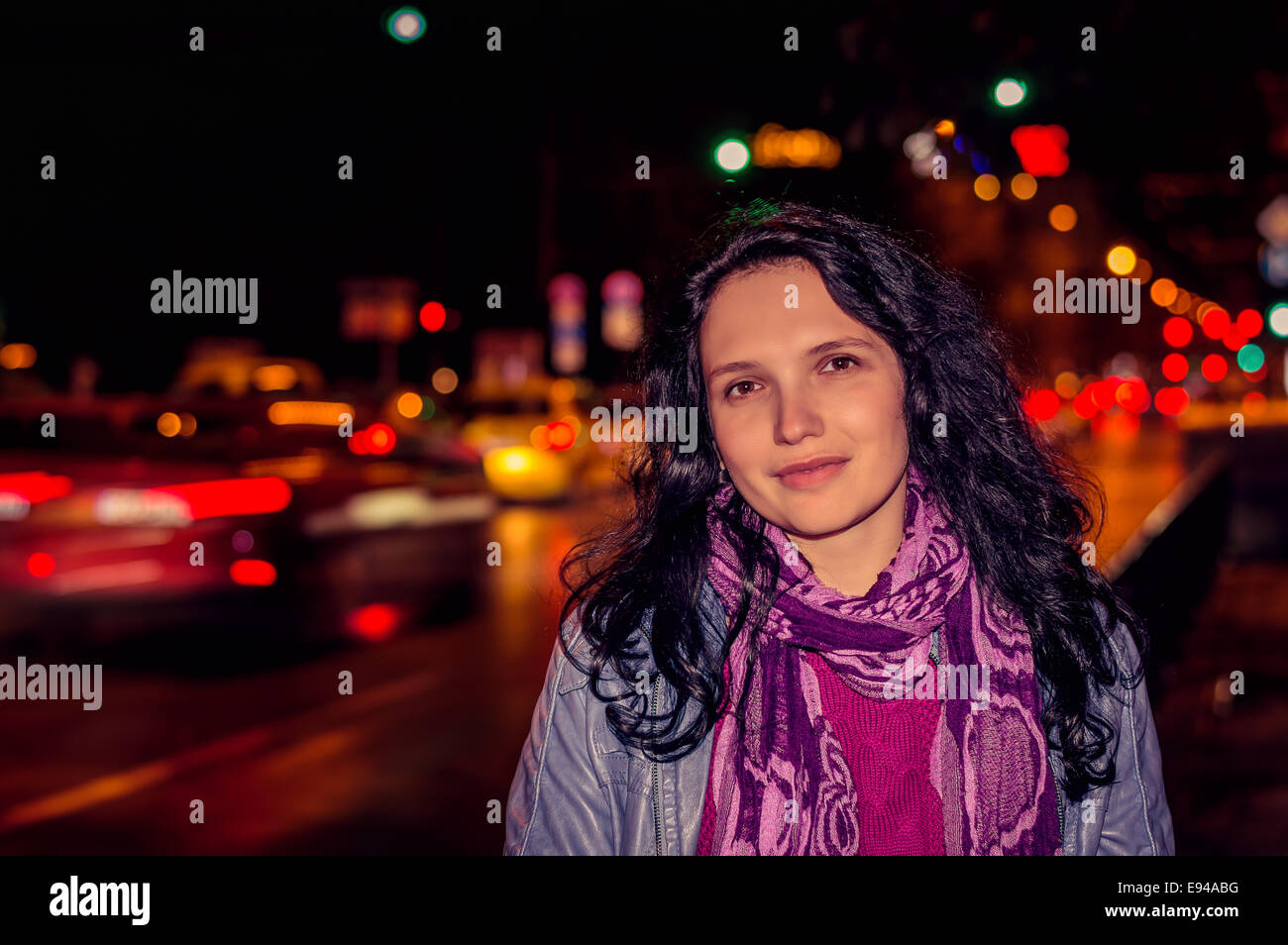 Ein schönes Mädchen auf der Straße in der Nacht Stockfoto