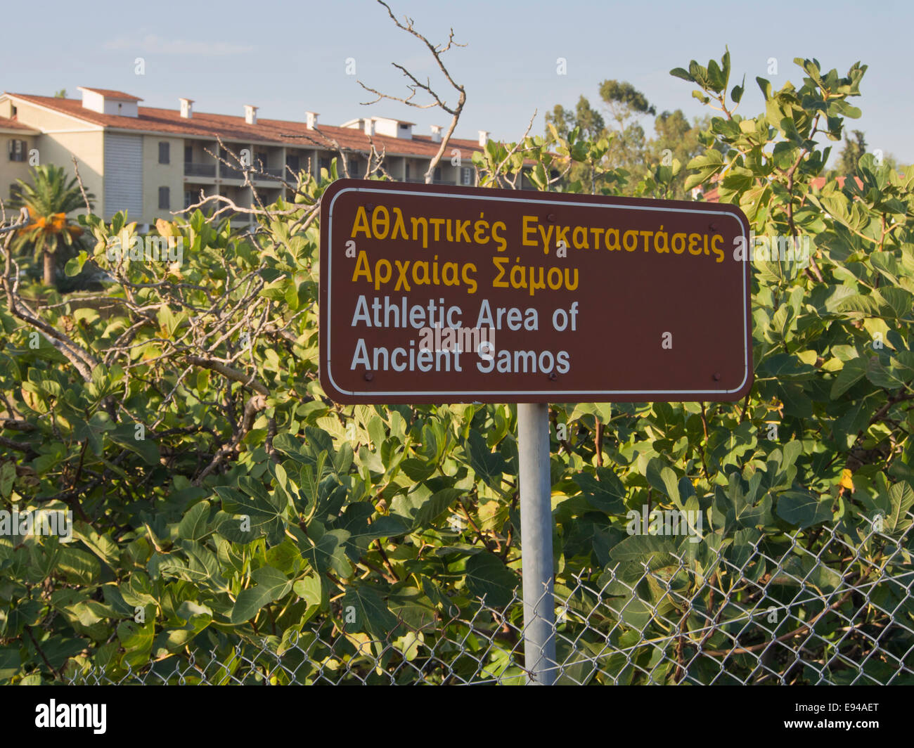 Ruinen des sportlichen Bereich der antiken Samos Griechenland, einer der vielen Sehenswürdigkeiten in der Nähe von Pythagorio, Wegweiser in der Nähe das Hotel Doryssa Stockfoto