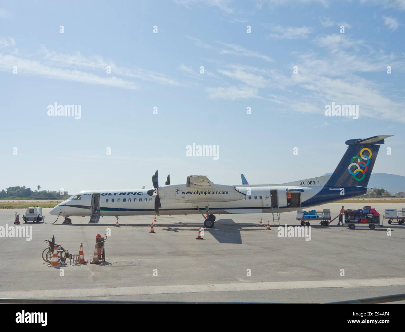 Olympic Air Flugzeug Dash 8 bald bereit für den Start in den internationalen Flughafen auf der Insel Samos, Griechenland Stockfoto