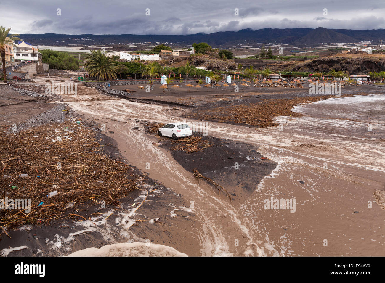Teneriffa, Kanarische Inseln, Spanien. 19. Oktober 2014. Ein Auto gewaschen am Strand in Playa San Juan auf Teneriffa, Kanarische Inseln. Sintflutartigen Regen fließt über den San Juan barranco(ravine), durchgeführt ein geparktes Auto über 500 Meter vor Hinterlegung es am Strand. Bildnachweis: Phil Crean A/Alamy Live-Nachrichten Stockfoto