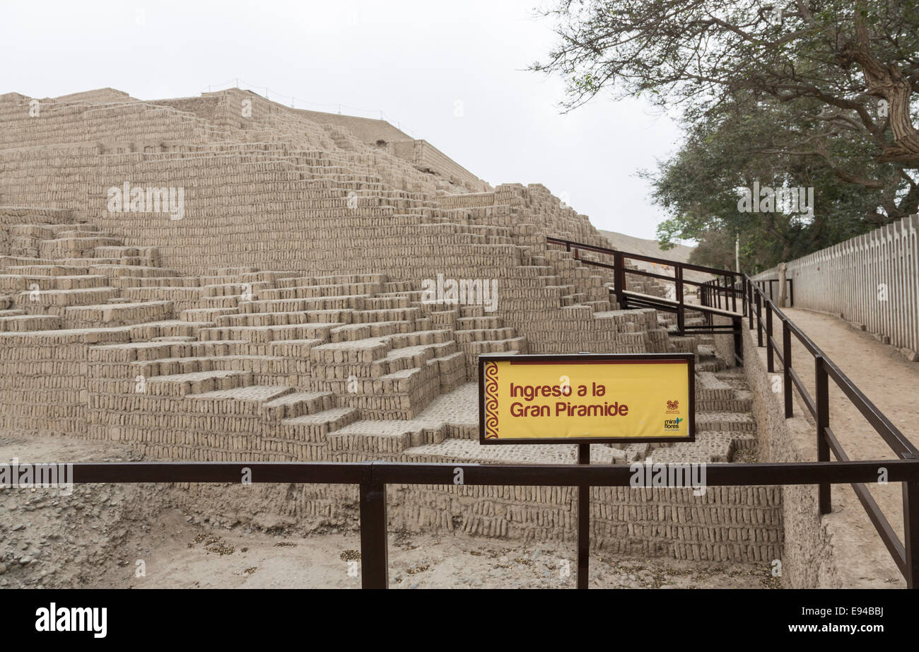 Eintritt zur Großen Pyramide (Gran Piramide), an der präinkaischen archäologischen Stätte in Huaca Pucllana oder Huaca Juliana, Miraflores, Lima, Peru Stockfoto