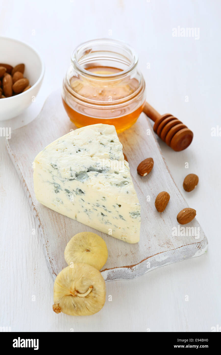 Blauschimmelkäse mit Mandeln, Feigen und Honig, Zutat Stockfoto