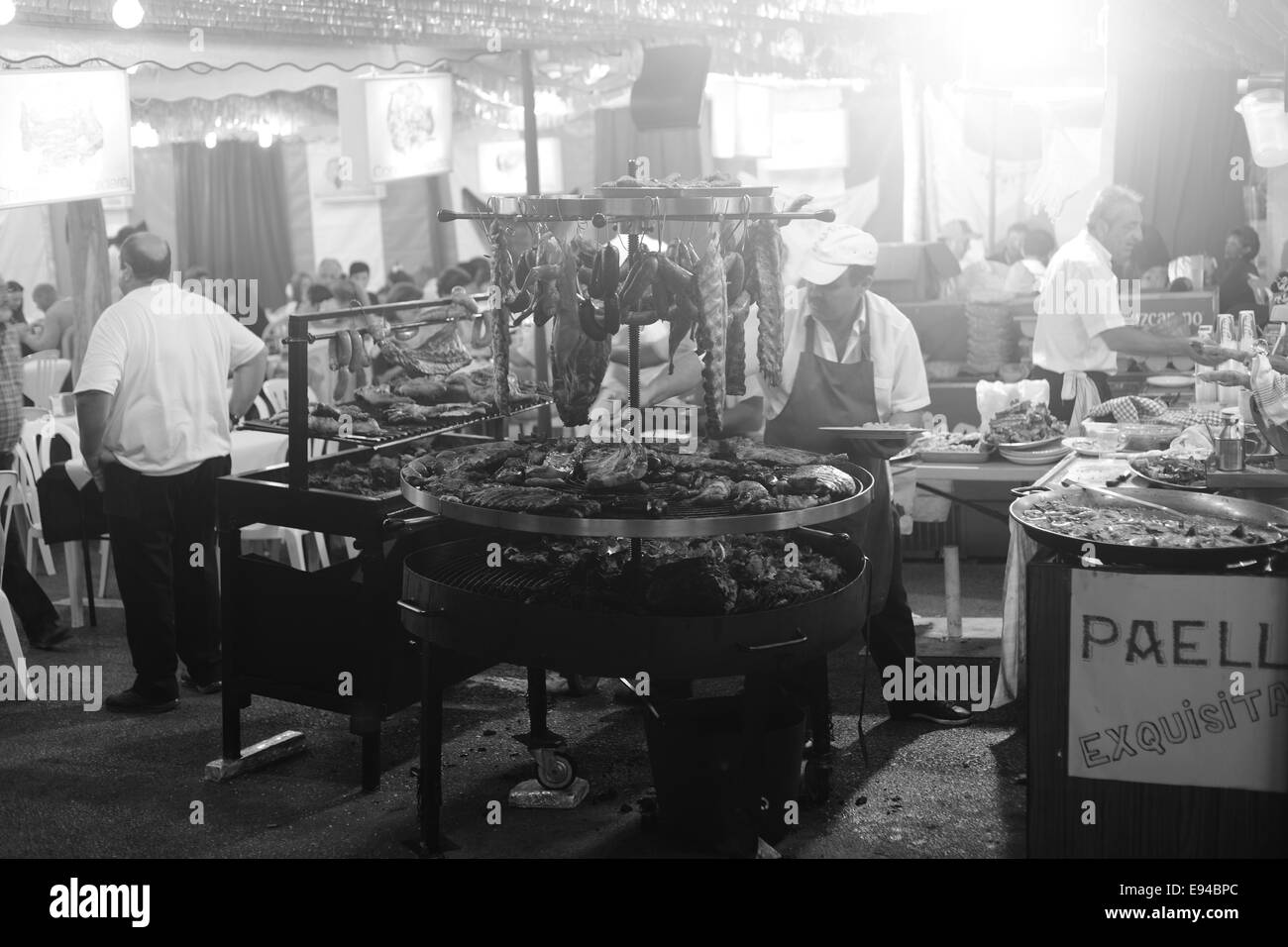 Schwarz / weiß Bild der traditionellen Barbecue am Festplatz Stockfoto