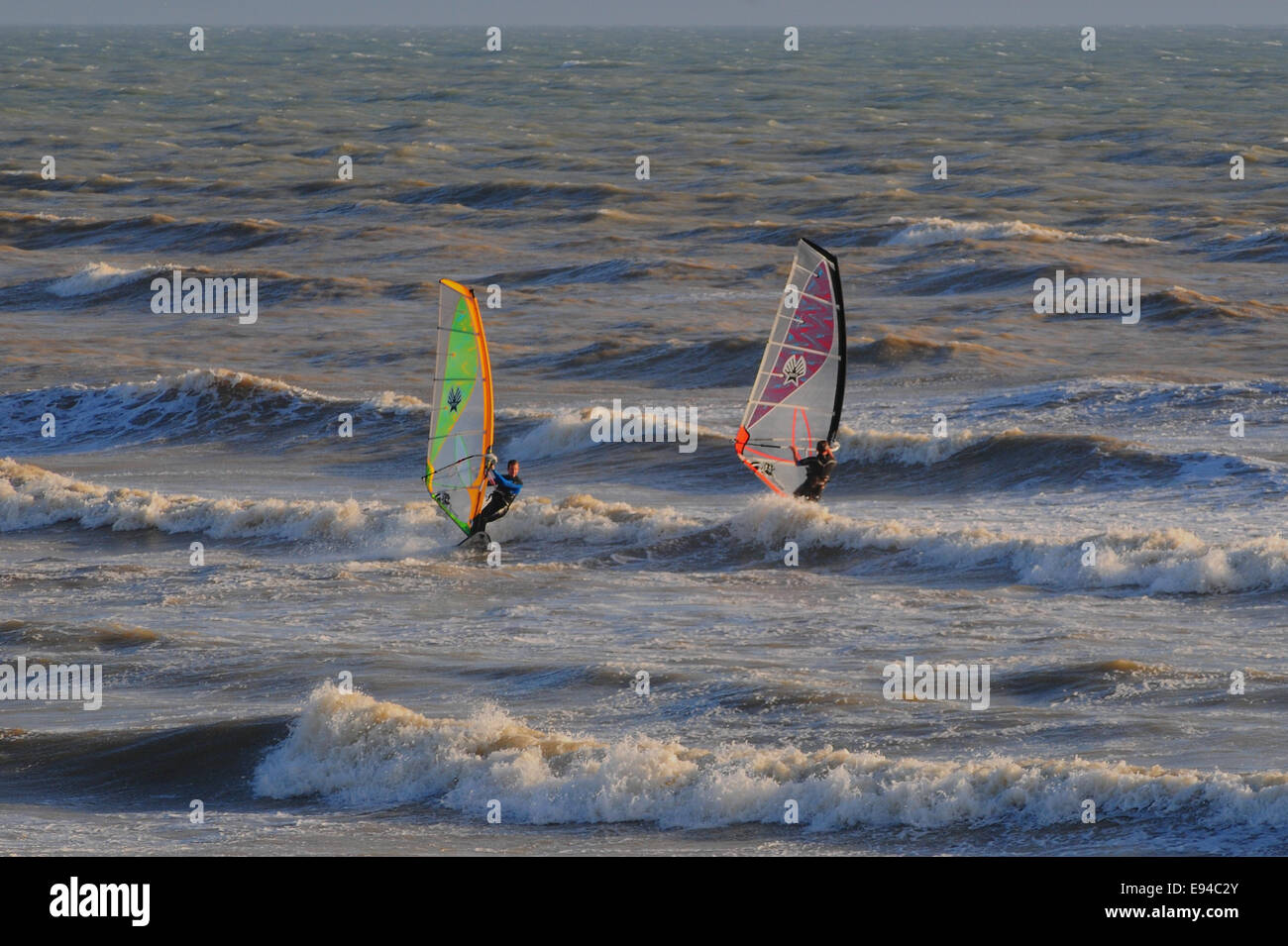 Shoreham, East Sussex, UK.19. Oktober 2014. Wetter: Windsurfer vor Shoreham nutzen die steife Südwesterluft Stockfoto