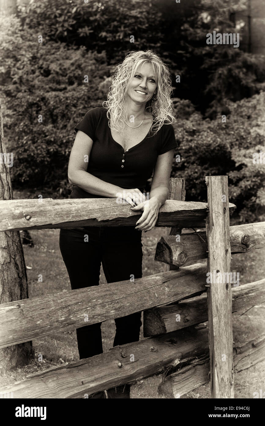 Weibliches Modell in Freizeitkleidung Stockfoto