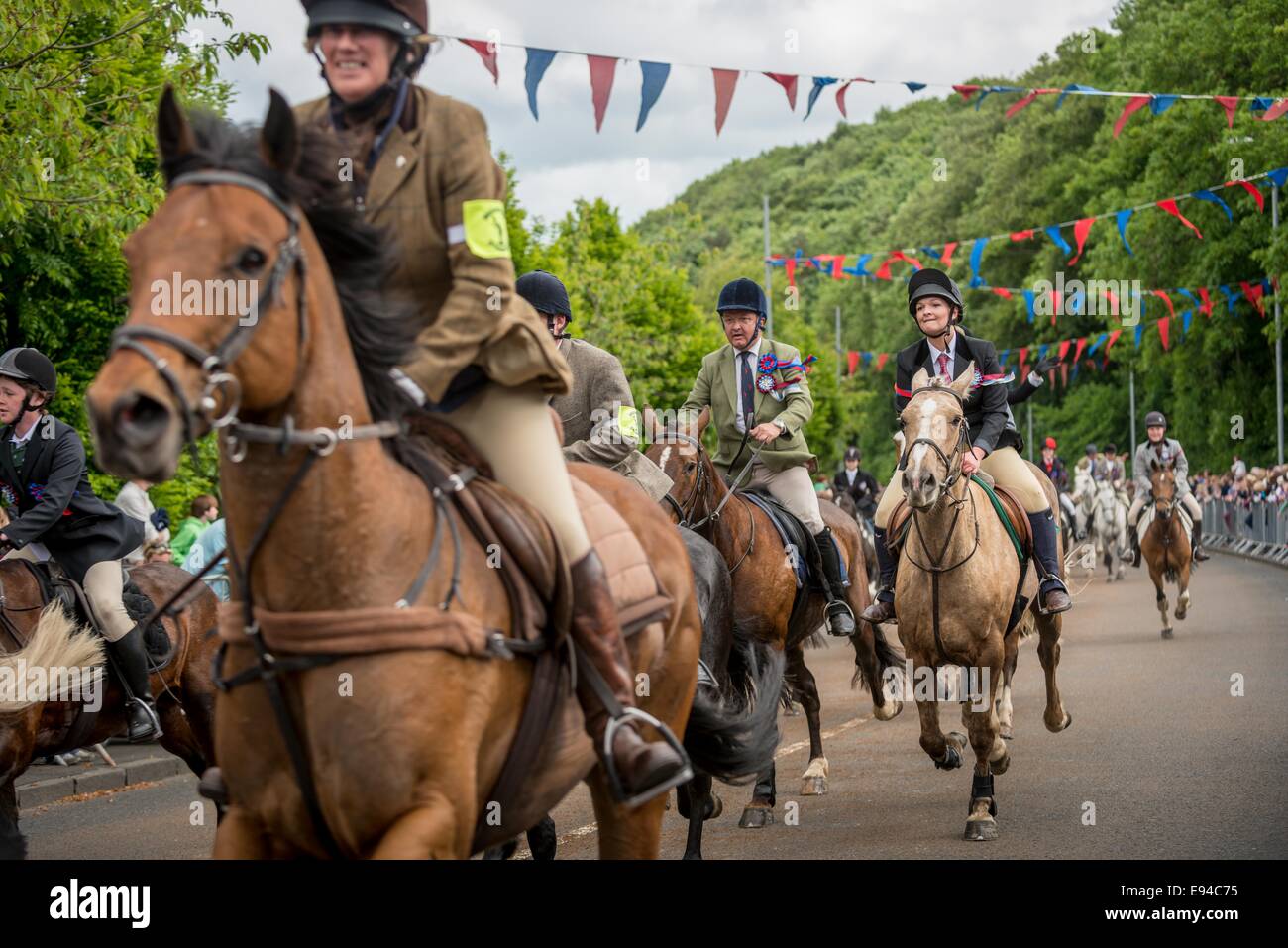Selkirk gemeinsame Reiten. Reiter galoppieren an der Mautstelle. Stockfoto