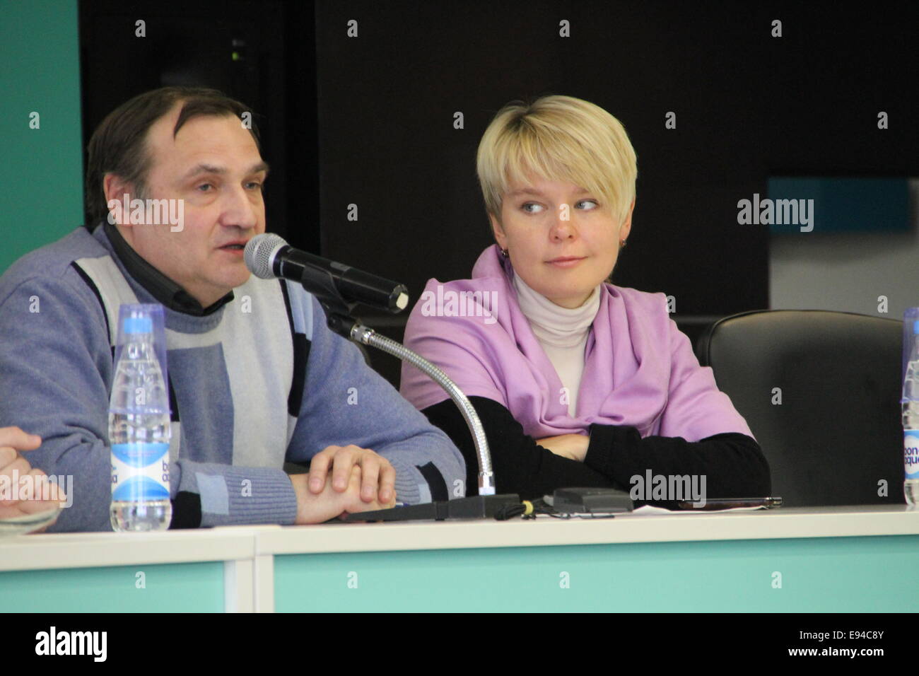 Moskau, Russland - 11. Februar 2012. Expert Andrei Buzin und Richtlinien Evgeniya Chirikova. Konferenz am Set von Beobachtern zur t Stockfoto
