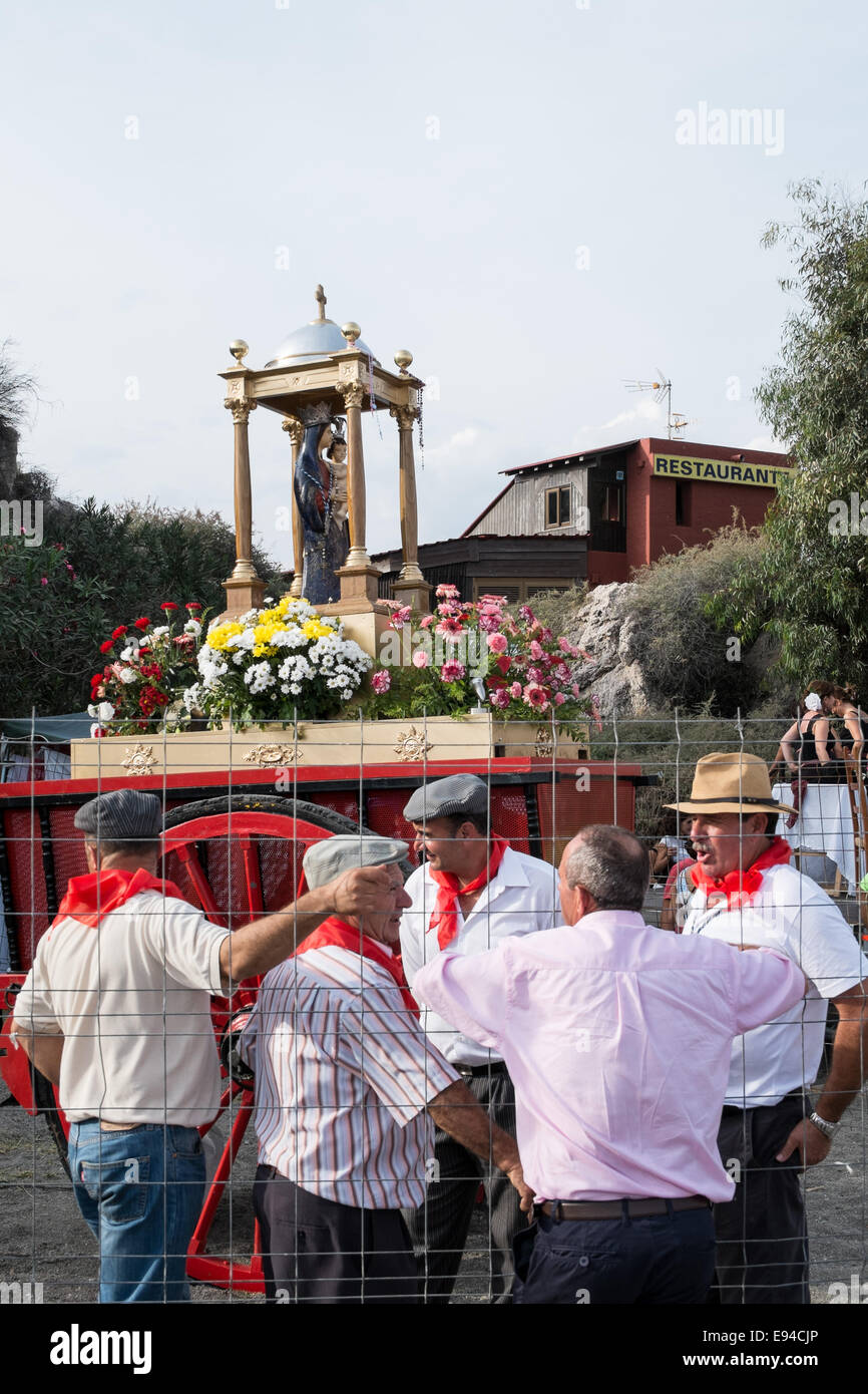 Salobrena, Romerio 2014, einheimische Männer bewachen die Statue der Virgen del Rosario Stockfoto