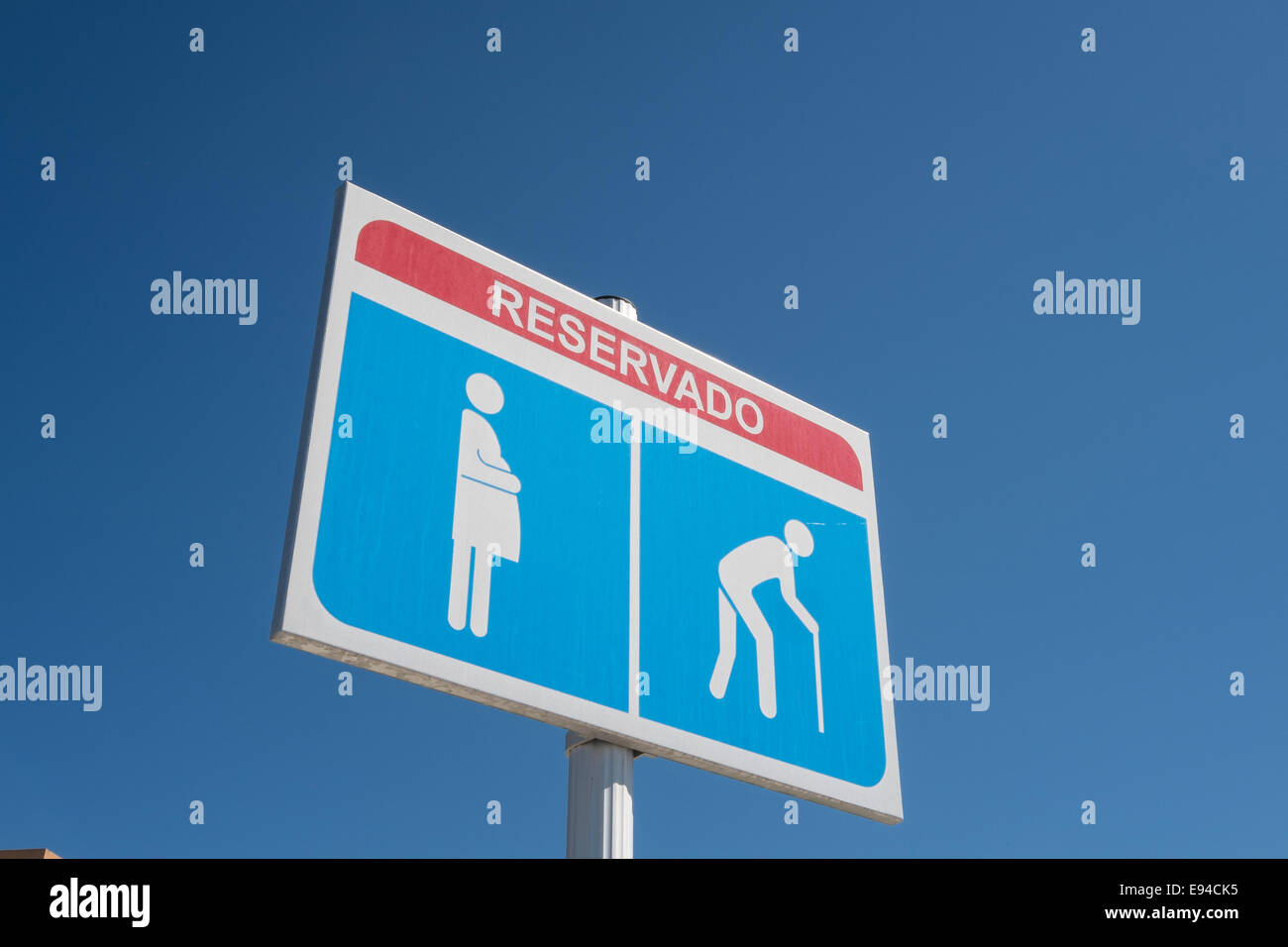 Reservierter Parkplatz Anzeichen für Schwangere und Behinderte Stockfoto