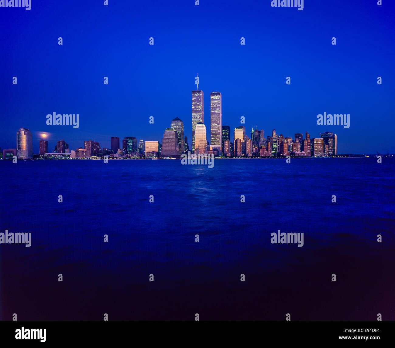Skyline von Manhattan Finanzviertel und Hudson River in der Abenddämmerung vor dem 11. September 2001 New York City-NY-USA Stockfoto