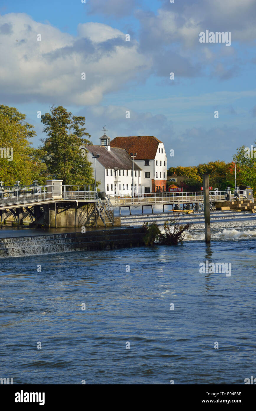 Blick über die historische Hambleden Mühle und Wehr auf der Themse, Mühle, Hambledon, Buckinghamshire, England Stockfoto