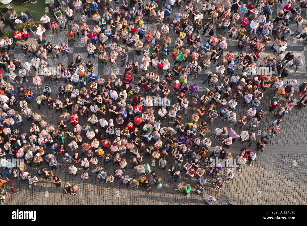 Prag, Tschechien - 9. September 2014: große Gruppe von Touristen in Prag zentrale Quadrat nach oben zum Turm des alten Rathauses. Stockfoto