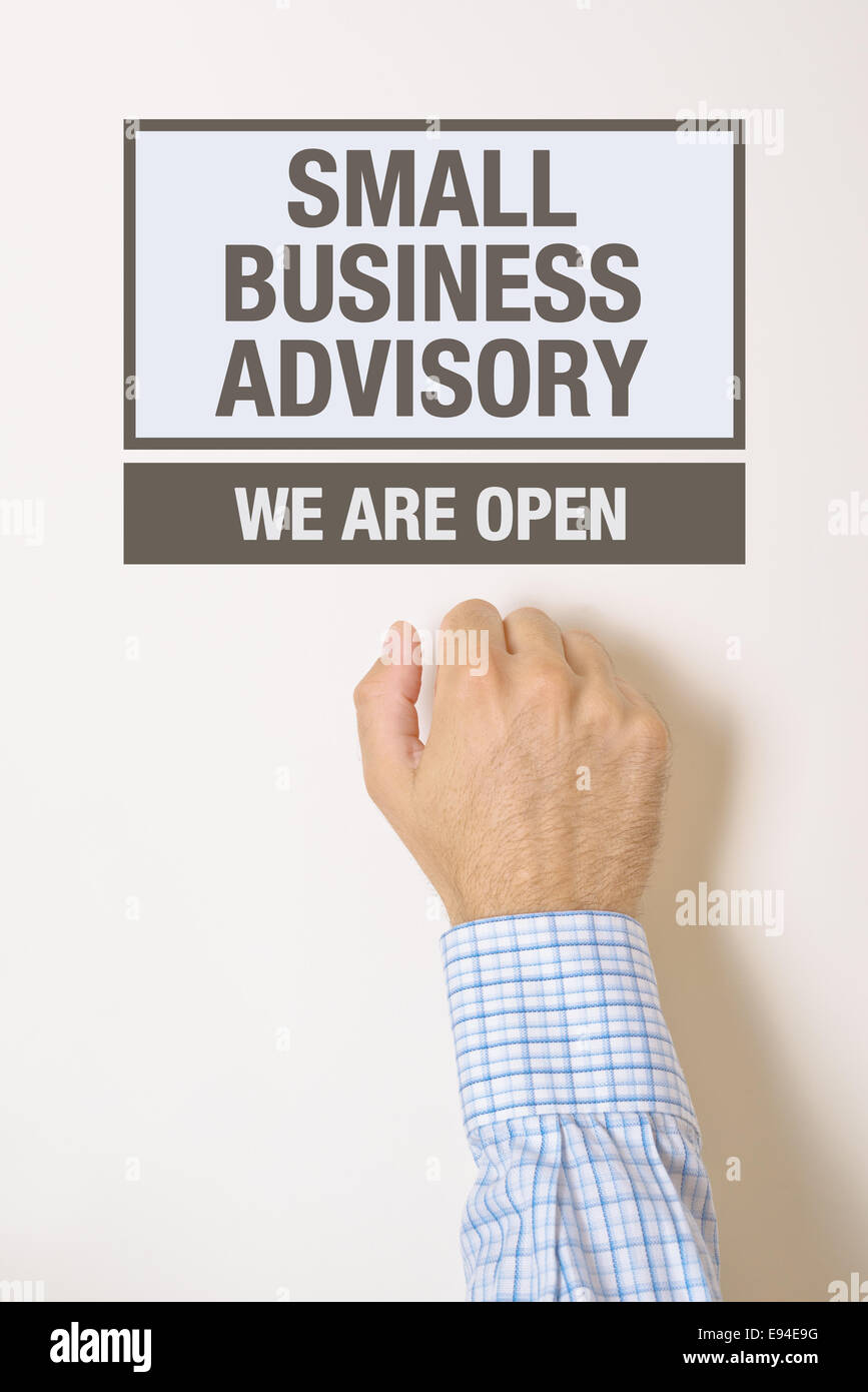 Geschäftsmann vor Small Business advisory Tür auf der Suche nach einer Hilfe oder Beratung Stockfoto