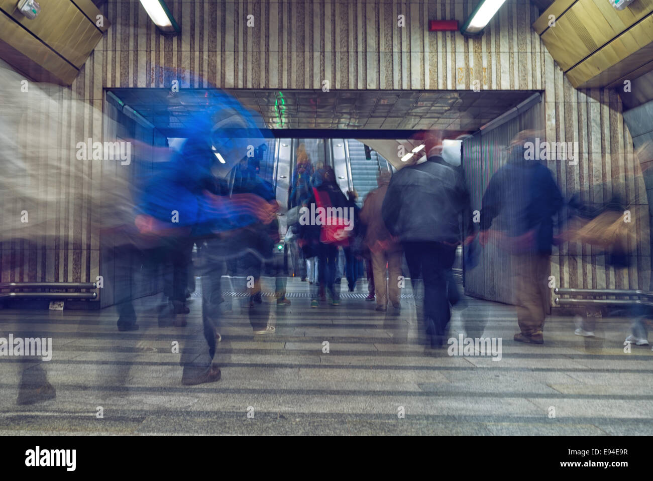 schnelle bewegende Menschen an der u-Bahn Bahnhof, Langzeitbelichtung Bild Stockfoto