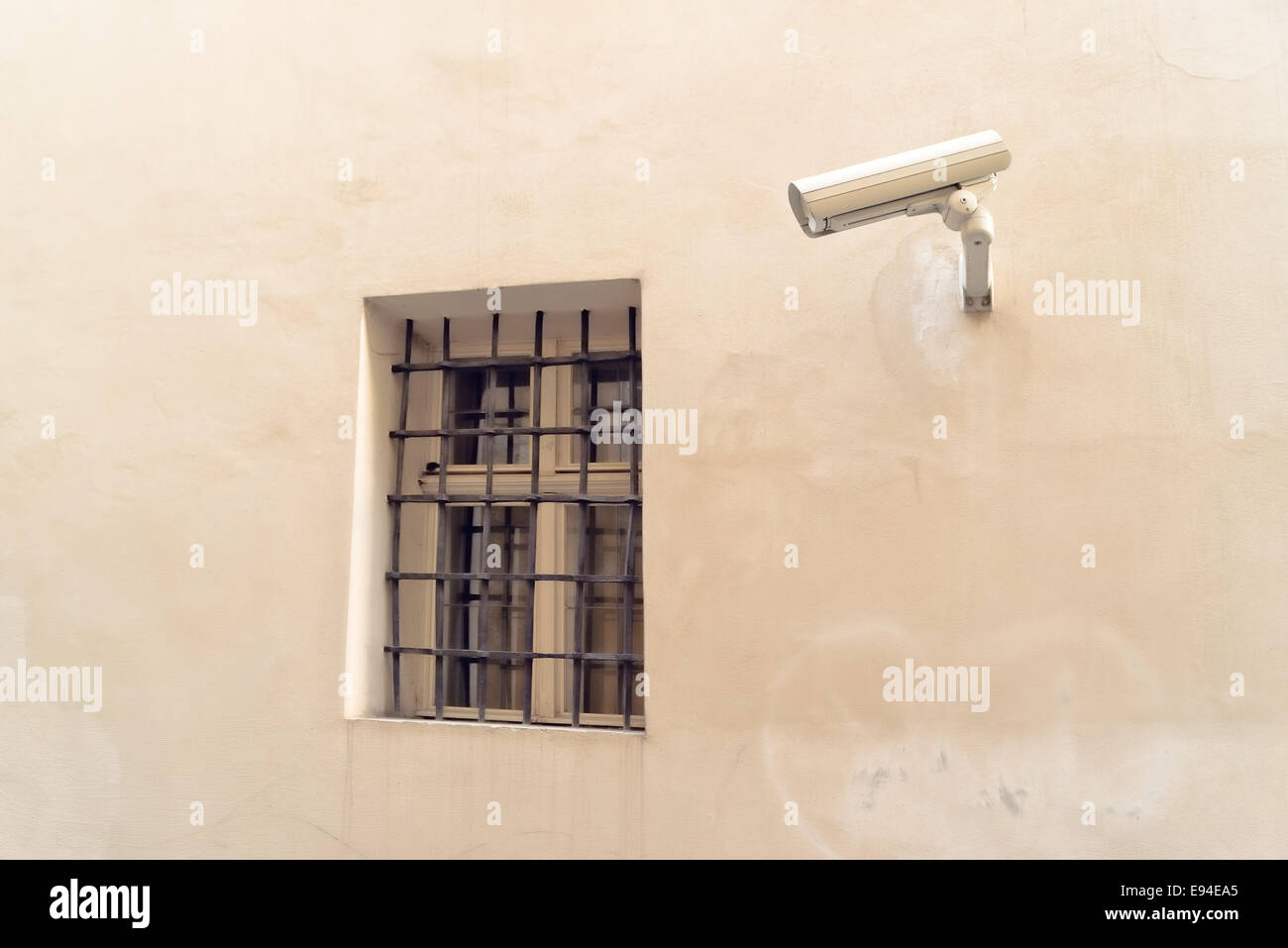 Security CCTV-Kamera an der Wand montiert. Stockfoto