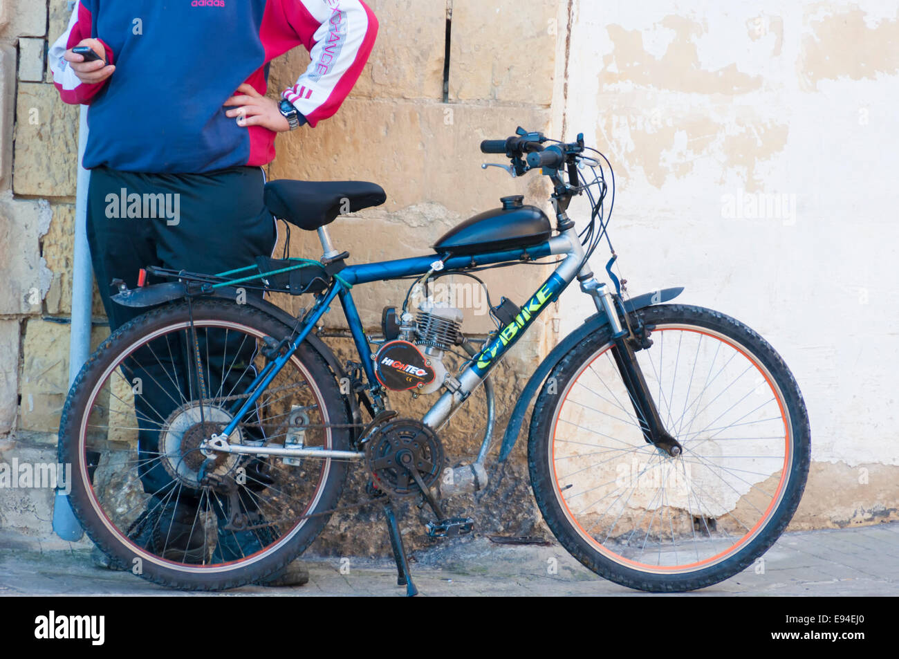 Benzin fahrrad -Fotos und -Bildmaterial in hoher Auflösung – Alamy