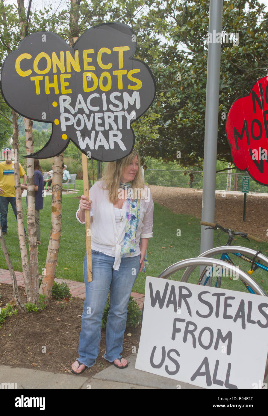 Asheville, North Carolina, USA - 4. August 2014: Moralische Montag Demonstrant mit Zeichen, die Verknüpfung von Rassismus, Armut & Krieg Stockfoto