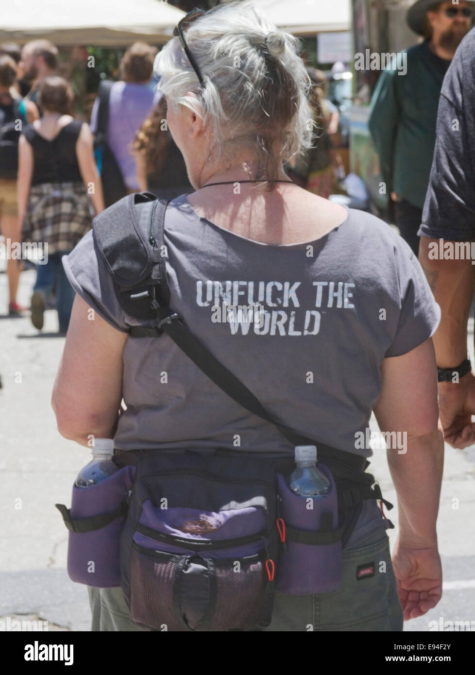 Ältere Frau trägt ein T-Shirt, die sagt, 'unfuck der Welt' zu einem gentechnisch veränderte Lebensmittel (GVO) Kundgebung Stockfoto