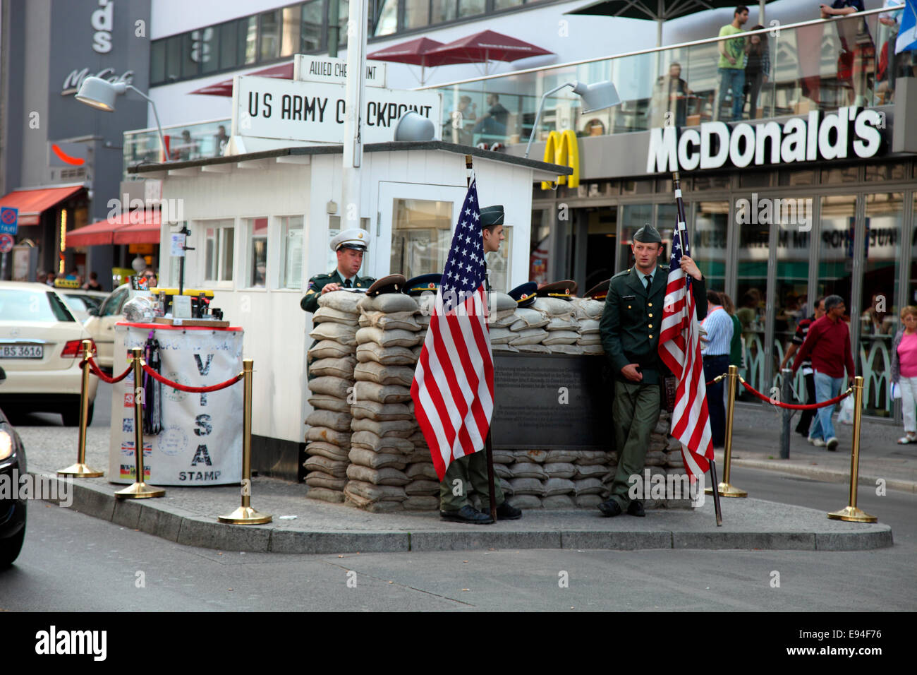 Checkpoint Charlie in Berlin Rekonstruktion. Stockfoto