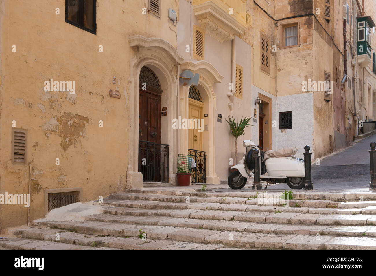 Ein Roller parkten in einer engen Straße in Valletta, die Hauptstadt von Malta und die Kulturhauptstadt Europas 2018 Stockfoto