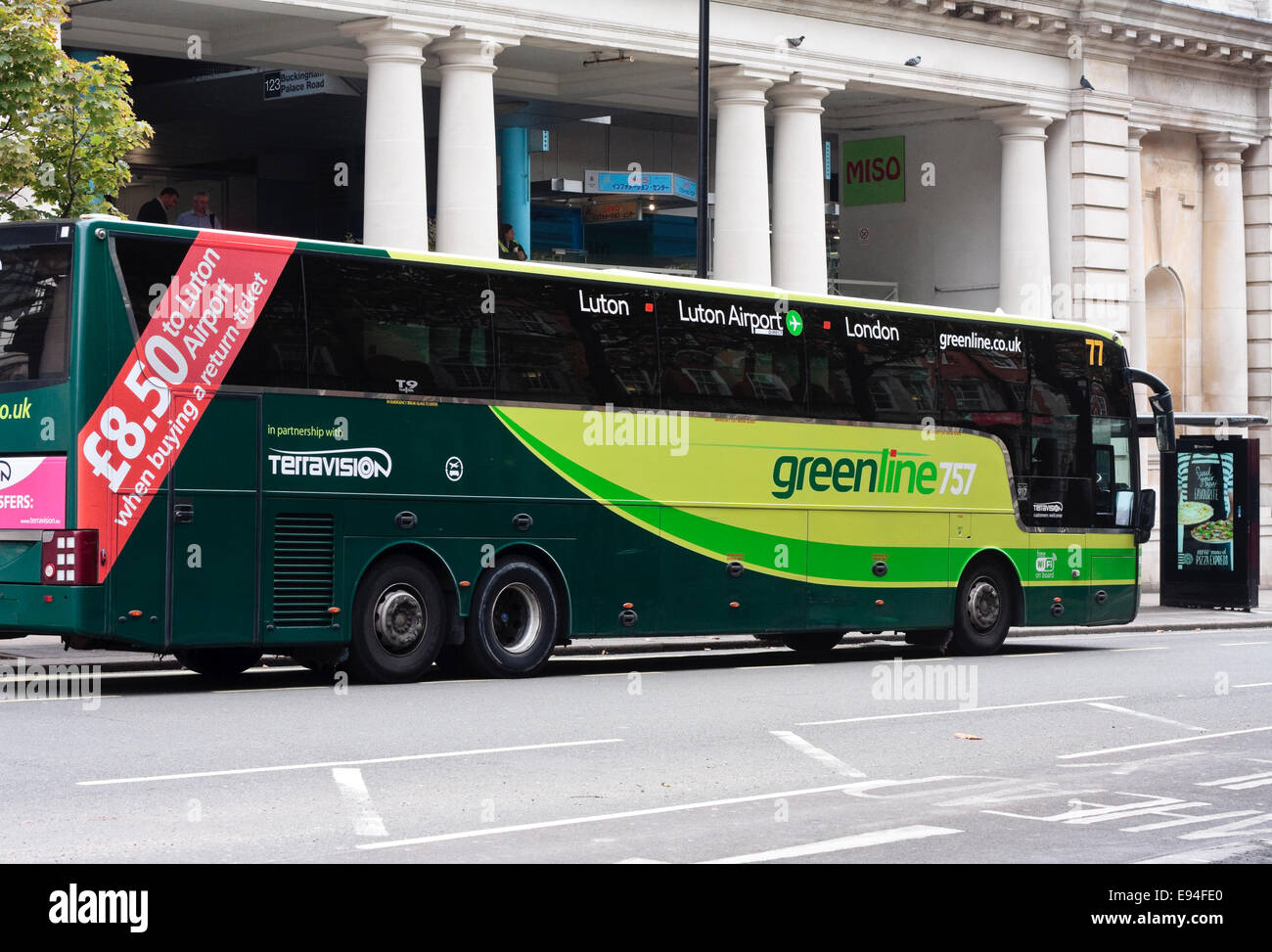 Ein Trainer der Greenline Company geparkt am Straßenrand, Victoria, London, UK Stockfoto