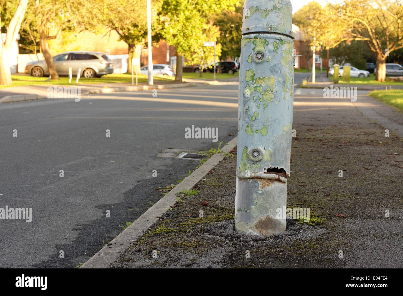 Eine Laterne auf einer Wohnstraße, die schlagen Amd beschädigt Stockfoto