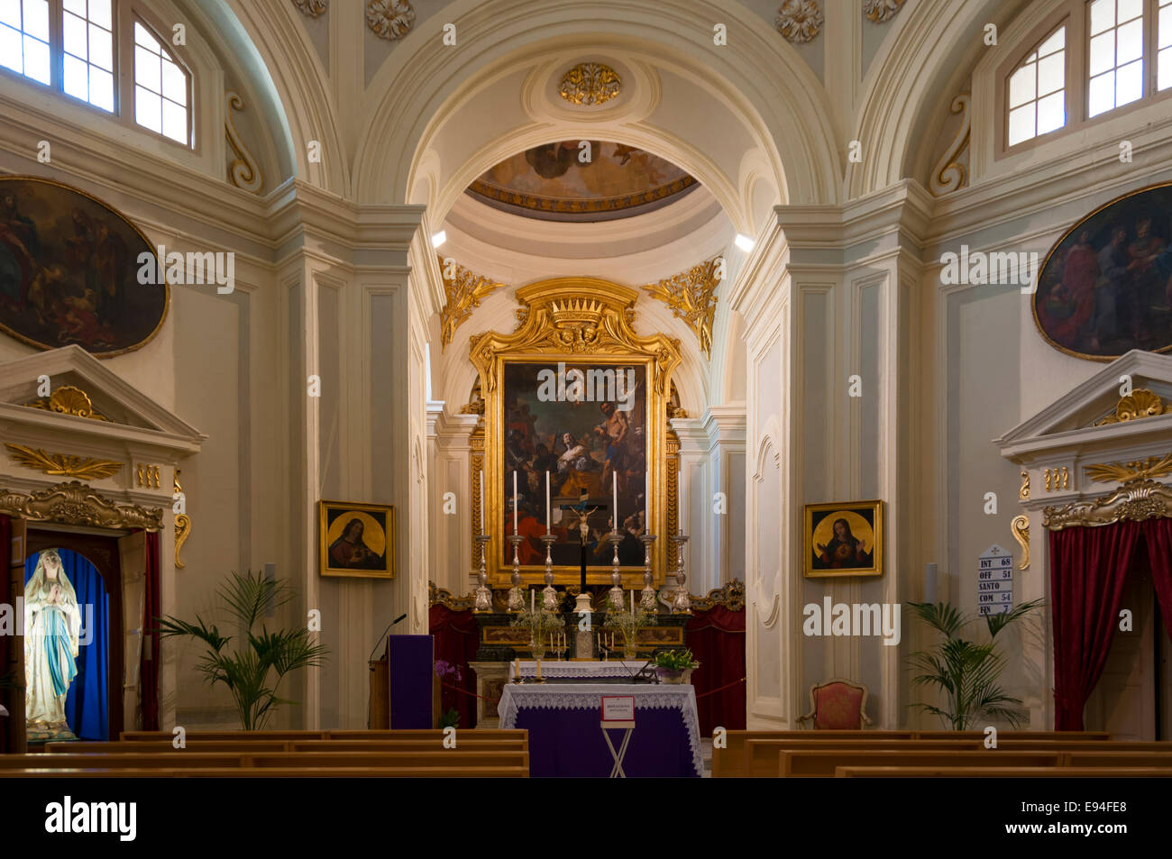 Innere der Kirche in Valletta, die Hauptstadt von Malta und die Kulturhauptstadt Europas 2018 Stockfoto
