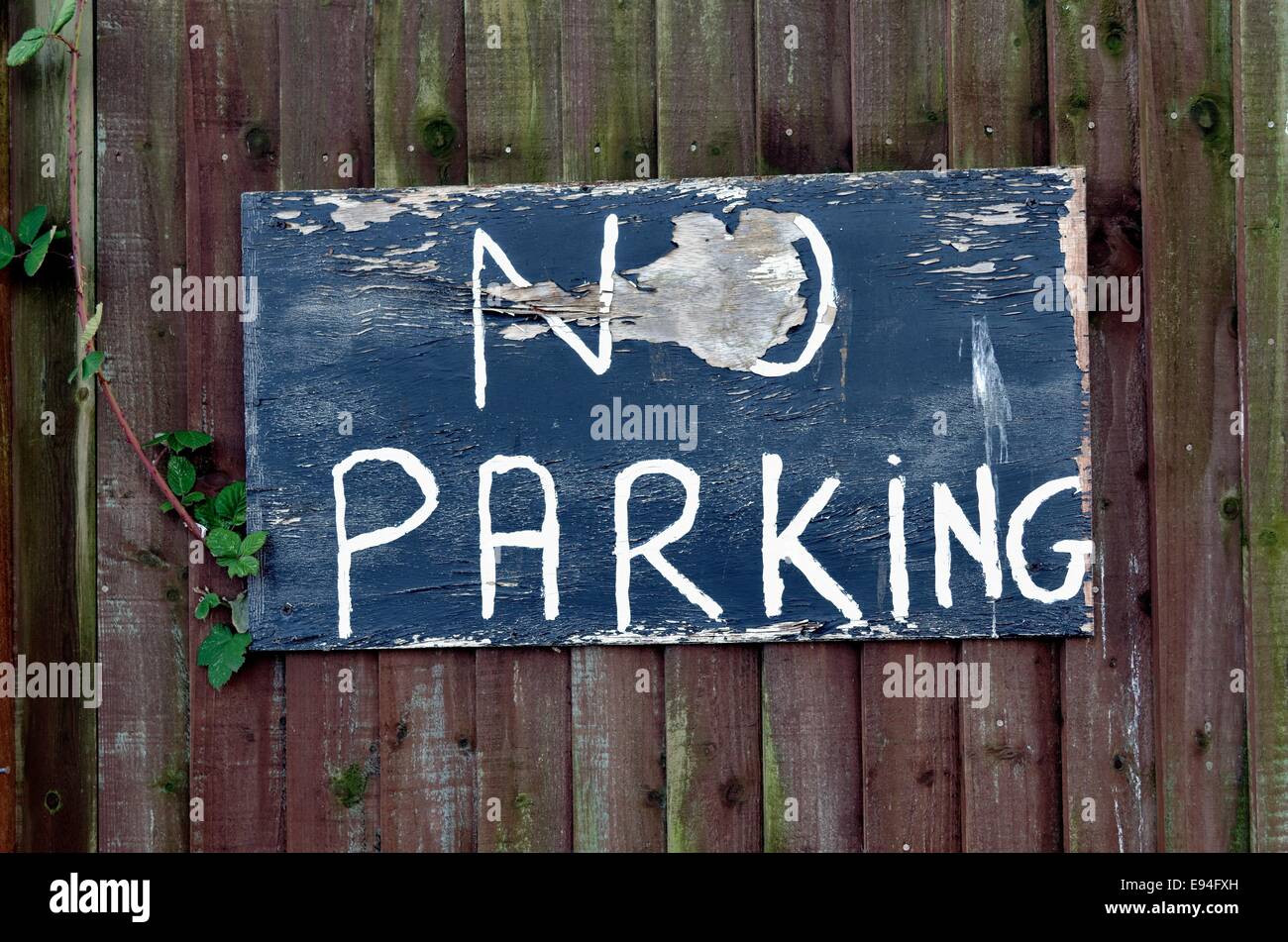 Grobe Hand bemalt "No Parking" Schild am Zaun Stockfoto