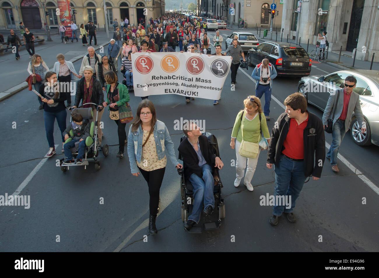 Budapest, Ungarn. 19. Oktober 2014. Teilnahme am 19. Oktober 2014 eine Demonstration "Rehab kritische Masse" in Budapest, Ungarn. Die Demonstranten versucht, die Bedeutung der Chancengleichheit und Barrierefreiheit zu betonen. Der Name "Rehab kritische Masse" wurde nach der beliebten Masse Fahrradtour "Kritische Masse" gewählt. © Attila Volgyi/Xinhua/Alamy Live-Nachrichten Stockfoto