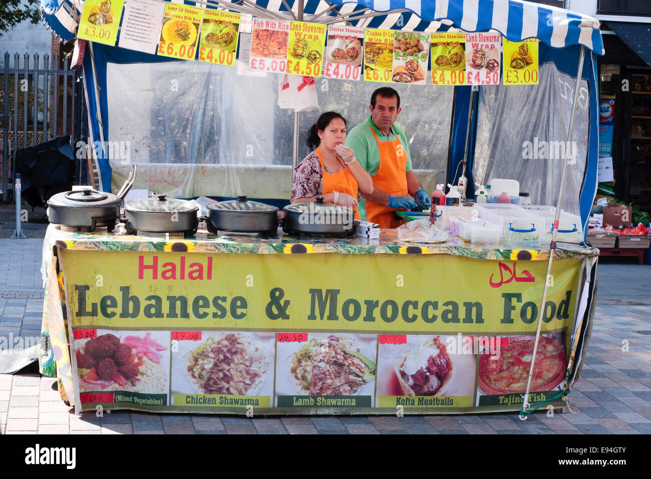 Libanesischen und marokkanischen Street Food stall mit Mann und Frau am Tachbrook Straßenmarkt. Pimlico, London, UK Stockfoto