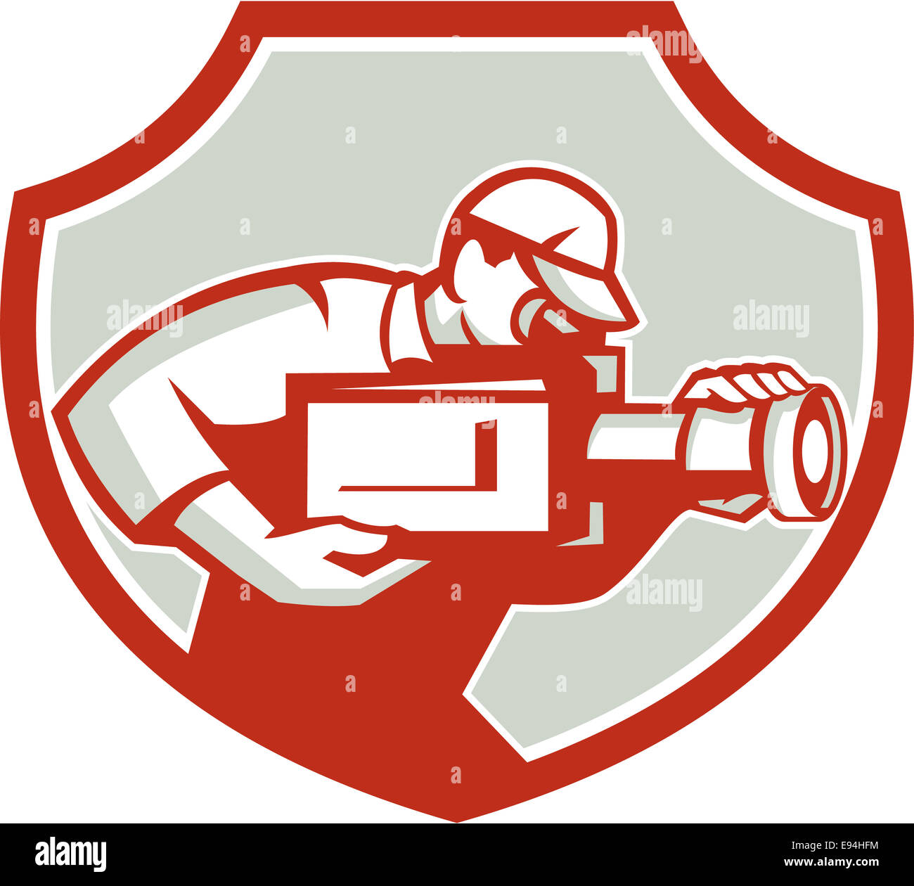 Außenillustration ein Kameramann Filmteam Abschuss auf der Suche, am Objektiv der video-Film-Kamera von der Seite im Inneren Schild Wappen getan im retro-Stil auf isolierte Hintergrund betrachtet. Stockfoto