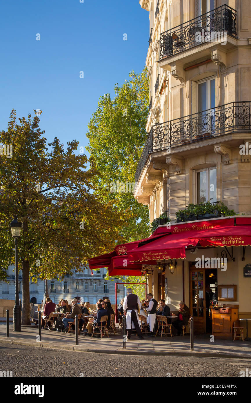 Späten Nachmittag Sonne auf La Brasserie de Ile Saint-Louis Cafe, Ile Saint-Louis, Paris, Frankreich Stockfoto