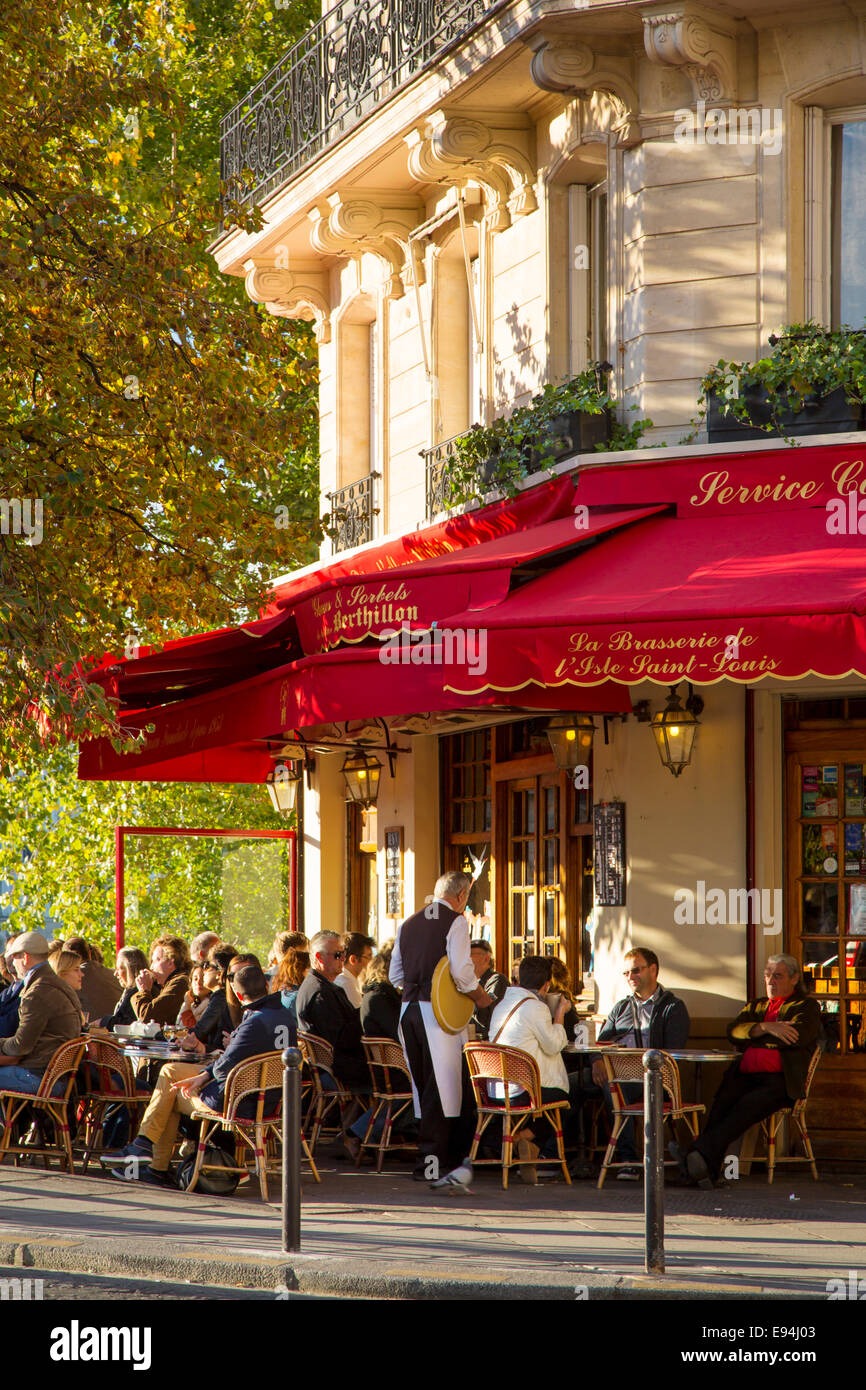 Späten Nachmittag Sonne auf La Brasserie de Ile Saint-Louis Cafe, Ile Saint-Louis, Paris, Frankreich Stockfoto