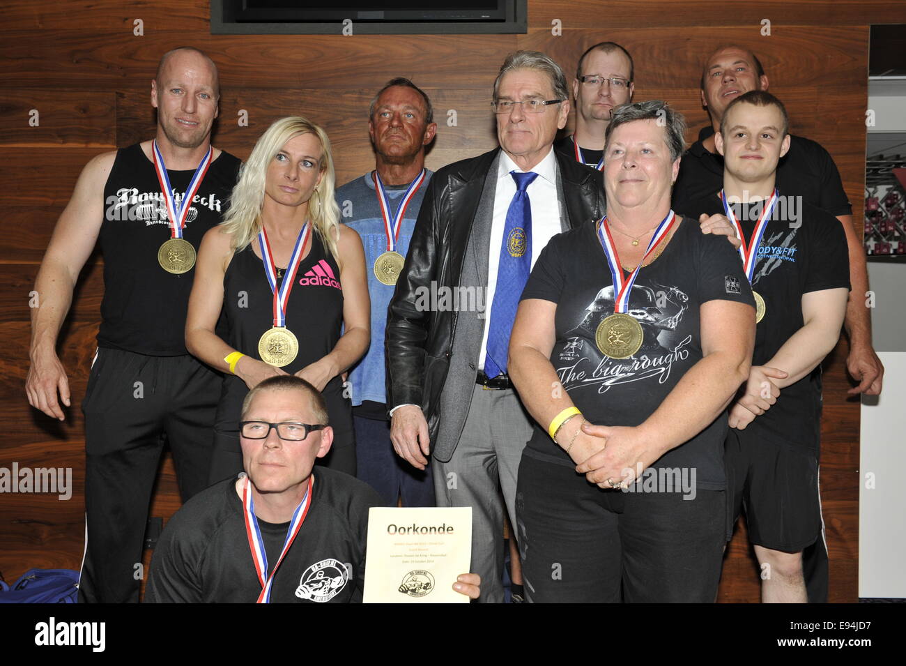 Roosendahl, Niederlande. 19. Oktober 2014. Stolzer Teilnehmer zeigen ihre Medaillen und ihre nationalen Rekord Zertifikate betrug Curl bei des Walters offene niederländische Meisterschaft betrug Curl am Oktober 19, 2014 im Theater "De Kring" bei Roosendahl, Niederlande. Bildnachweis: YellowPaul/Alamy Live-Nachrichten Stockfoto