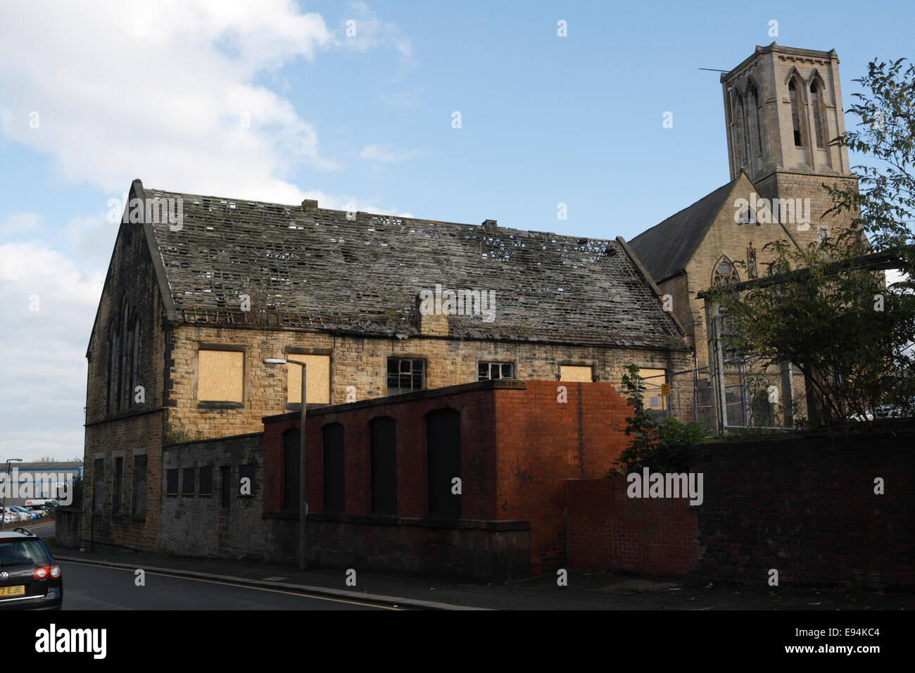 Verlassene Kirchenhalle mit Dachschiefern in der städtischen Innenstadt Sheffield England Großbritannien Stockfoto