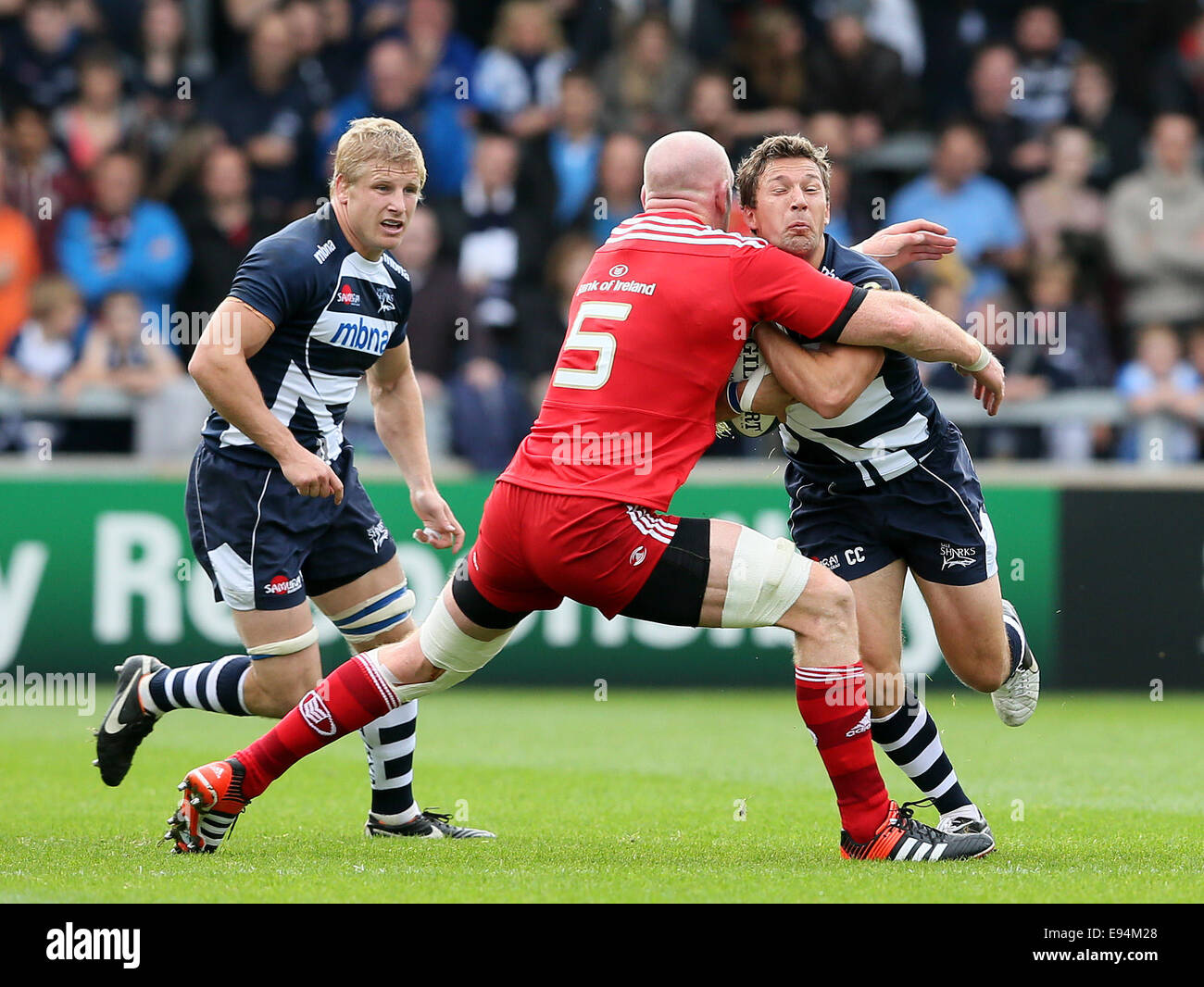 Salford, UK. 18. Oktober 2014. Chris Cuister Verkauf Haifische in Angriff genommen durch Paul OConnell Münster - European Rugby Champions Cup - Sale Sharks Vs Munster - AJ Bell Stadium - Salford - England 18. Oktober 2014 - Bild Simon Bellis/Sportimage. © Csm/Alamy Live-Nachrichten Stockfoto